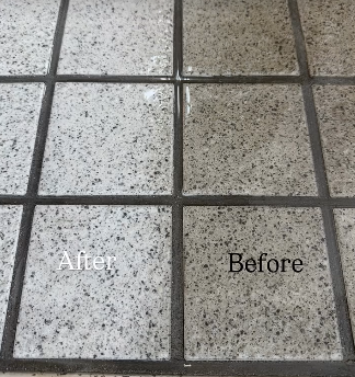 床タイルの Before / After。グレーの目地汚れが落ち、白さが戻った様子